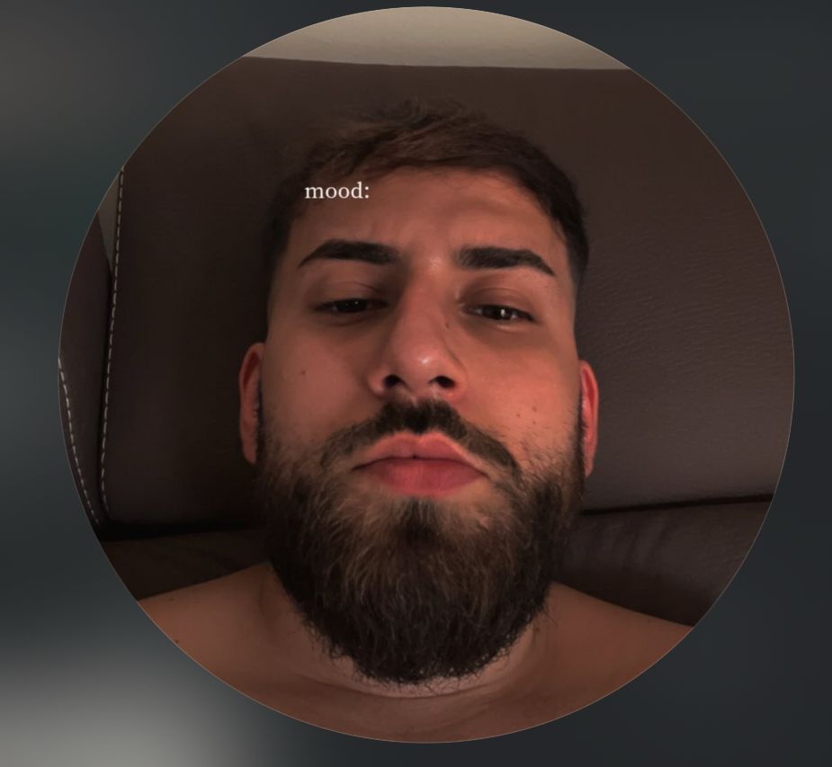 Poza de profil a lui Alex